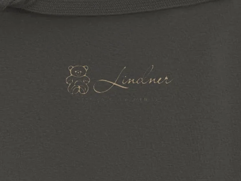 Nahaufnahme: Stofftiere Lindner Lindner 1998 Hoodie, Logo auf dem Stoff