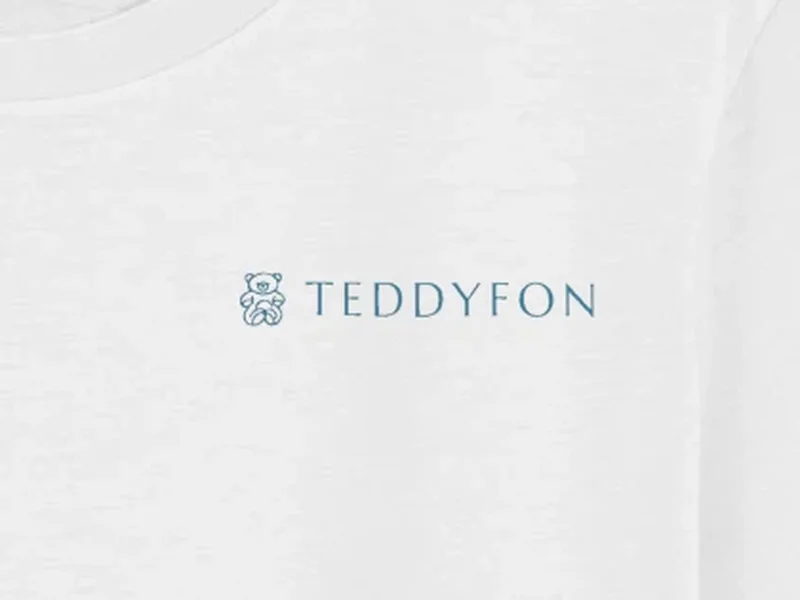 Nahaufnahme: TeddyFon Clean Tee, Logo auf dem Stoff