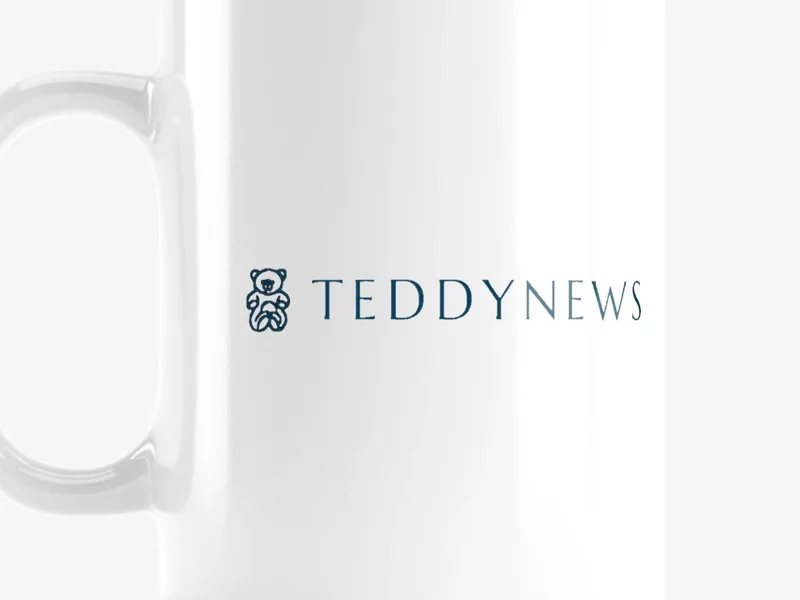 Nahaufnahme: Teddynews Signature Mug, Logo auf dem Stoff