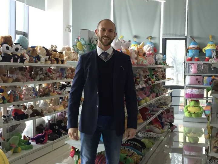 Wolfgang Lindner im Schauraum zwischen Regalen voller Plüschtiere